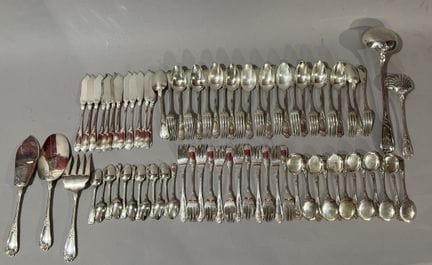 JUEGO DE CUBIERTOS de plata, modelo con motivos ve