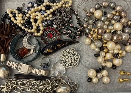 IMPORTANT SET OF FANTASY JEWELRY
Set consisting of