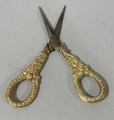 PAIRE DE CISEAUX de couture à monture en métal dor