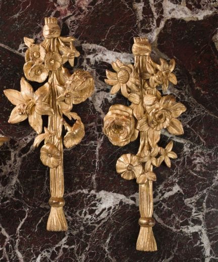 Paire de motifs décoratifs en chêne sculpté et dor