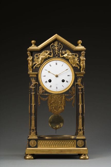 Orologio a pendolo con struttura a portale in bron