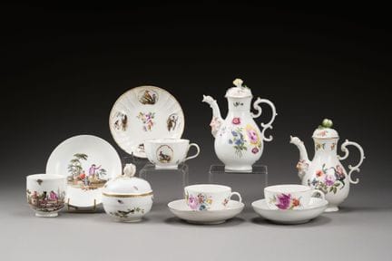 Allemagne, Meissen
Deux verseuses et deux couvercl