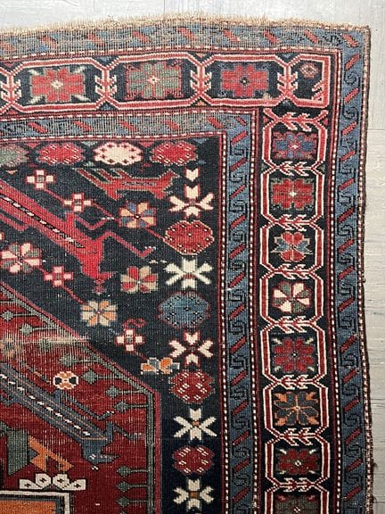Quatre tapis :  
- Petit tapis sac boukhara à déco