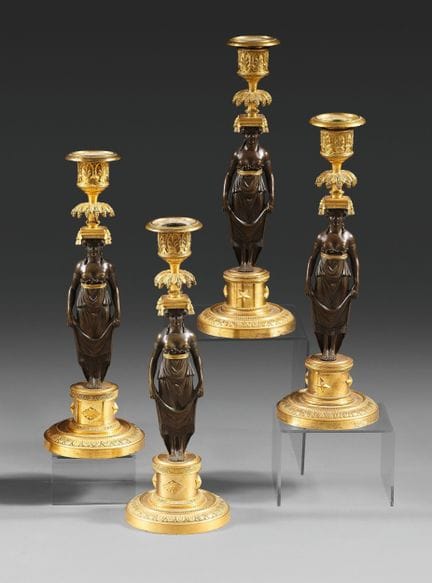 Conjunto de cuatro candelabros de bronce patinado 