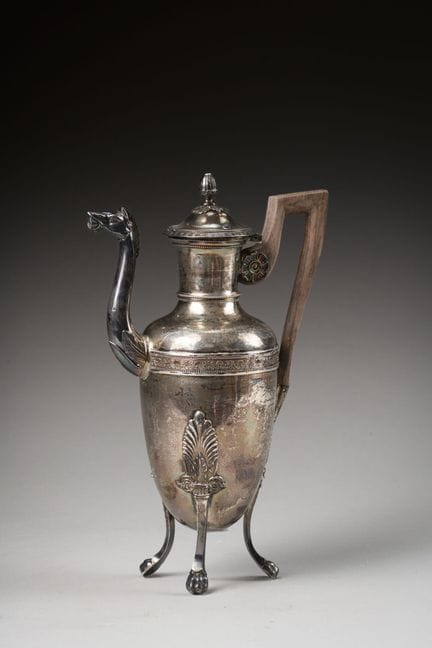 Cafetiere ovoïde tripode en argent à bec verseur e