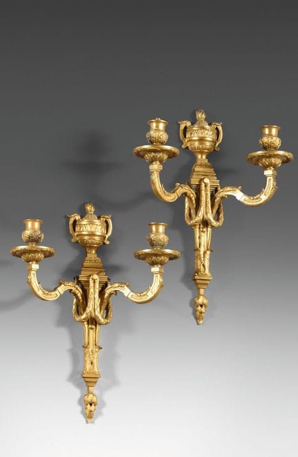 Coppia di applique in bronzo cesellato e dorato co