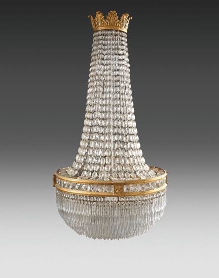 Lampadario in bronzo dorato decorato con perle ova
