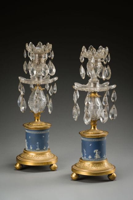 Par de candelabros con adornos colgantes de crista