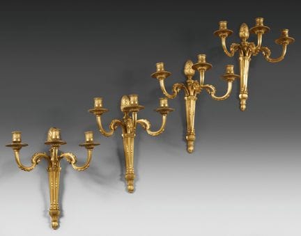 Set di quattro applique a tre bracci decorati con 