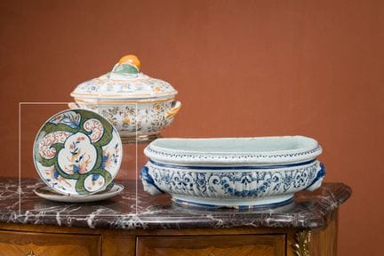 Plat ovale à contours en faïence à décor d'un bouq