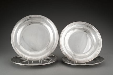 Deux paires de plats ronds en argent moderne, bord