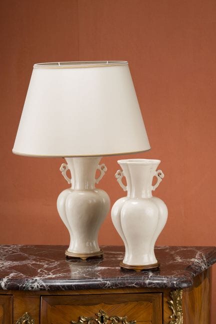 CINA 
Coppia di vasi in ceramica smaltata bianca, 