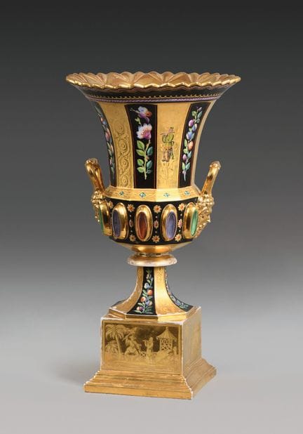 Parigi
Vaso su piedistallo dotato di due manici a 