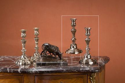 Par de candelabros de bronce plateado, con copas, 
