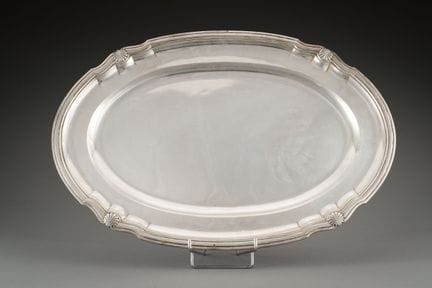 Plat de service ovale en argent de style Louis XV,
