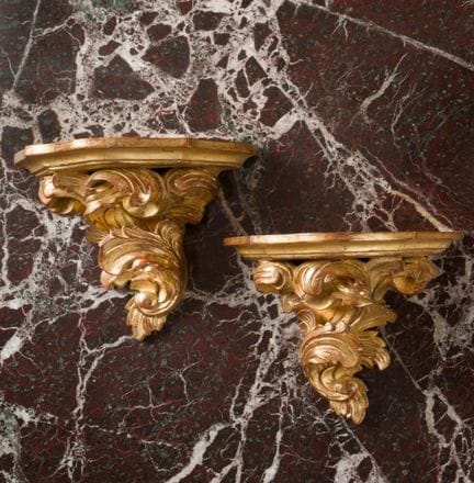 Paire de petites consoles d'applique en plâtre dor