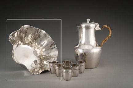 Coupe polylobée en argent martelé moderne à fond p