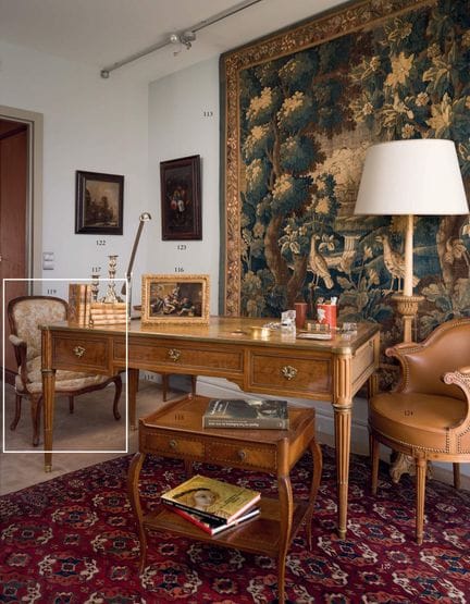 Paire de fauteuils cabriolet en hêtre mouluré et s