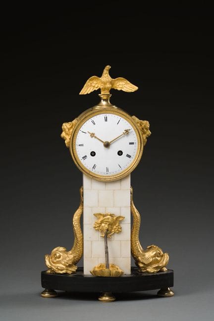 Piccolo orologio da tavolo in bronzo dorato, marmo