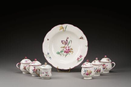 Mennecy, Chantilly et Cie des Indes
Six pots à crè