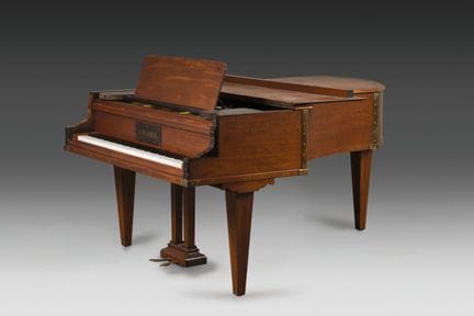 C.  BECHSTEIN
Pianoforte a mezza coda, corpo in mo