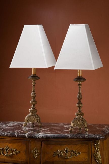 Due candelieri in legno intagliato e dorato, fusto