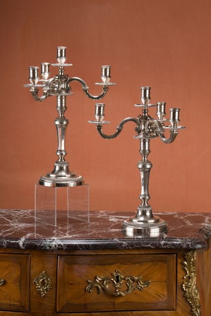 Par de candelabros de plata con tres brazos y uno 