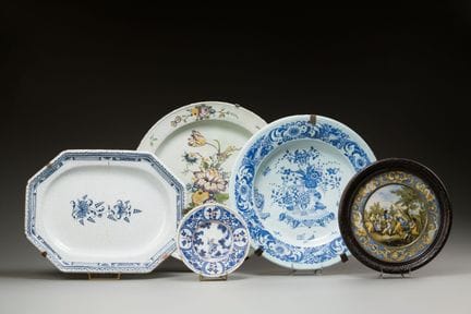 Cinque piatti in maiolica di Nevers, Rouen e dall’