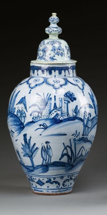 Vaso decorativo in maiolica con motivi blu raffigu