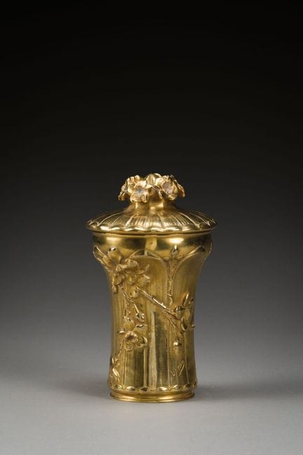 Vaso con coperchio in bronzo dorato decorato con u