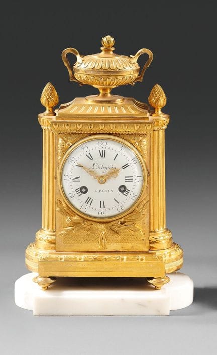 Orologio da tavolo con base in bronzo cesellato e 