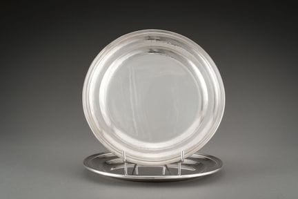 Paire d'assiettes en argent moderne. Bordure à fil