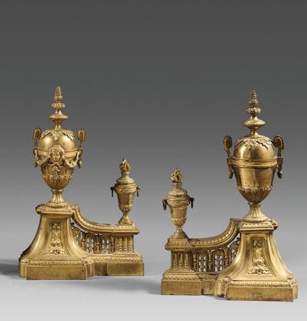 Par de puntas de leñero de bronce cincelado y dora