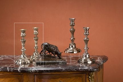 Par de candelabros de bronce plateado, con copas, 
