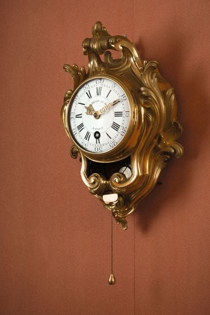 Cornice da nicchia in bronzo dorato con decorazion