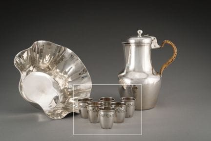 Six gobelets à alcool en argent moderne à décor re
