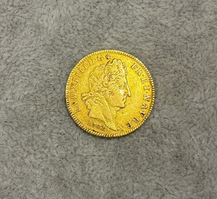 八个“L”字和徽章图案的金路易币。1702年。巴黎。改革版。6.67克。
D. 1443A。
边缘有