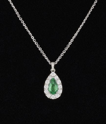Joyería.
Pieza: Colgante de oro blanco con una esm