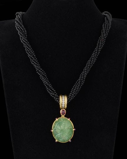 Joyería.
Pieza: Collar de oro amarillo con cabujon