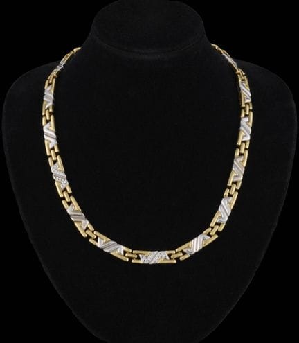 Vahl.
Joyas: Collar de oro bicolor adornado con pe