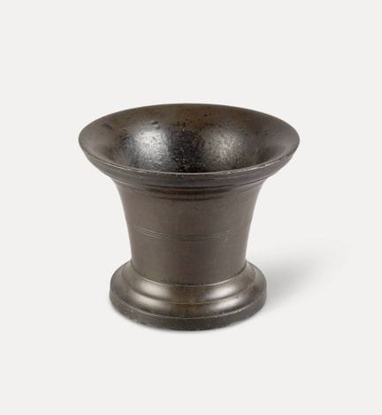 18世纪的作品。
艺术品：青铜研钵。
尺寸：高：22 厘米。