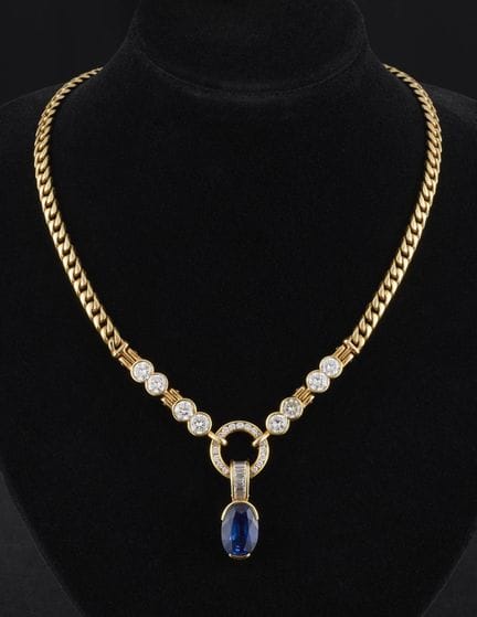 Vahl.
Joyas: Collar de oro amarillo adornado con d