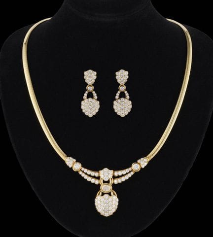 Leysen.
Joyas: Conjunto de oro amarillo compuesto 