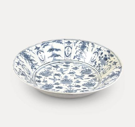 中国作品。
陶瓷：青花瓷大盘，饰以花鸟。
尺寸：直径 39 高：9 厘米。