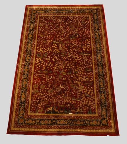 Héréké rug.
Wool and silk with a design featuring 