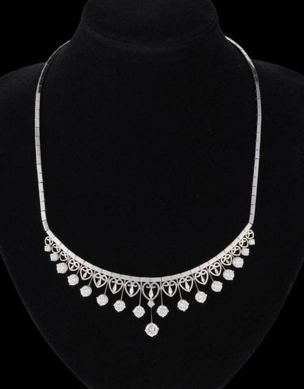 Joyería.
Pieza: Collar de oro blanco adornado con 