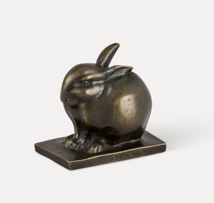 爱德华·马塞尔·桑多兹 瑞士学派（1881-1971）。
带棕色古铜色调的青铜雕塑：《珠宝兔》。
署