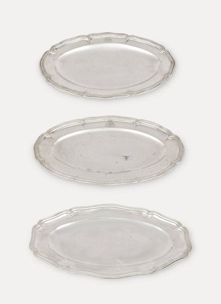 比利时工艺品。
银器：一套三件椭圆形银盘，饰有科塞·德·莫尔德/德·赫斯佩尔家族和兰伯特·德·鲁夫鲁