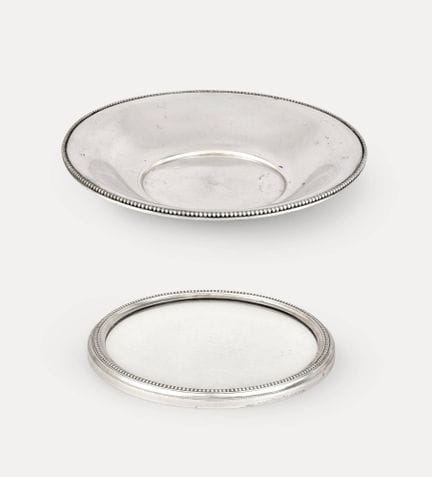 Delheid。
银器：主要是餐桌用具，包括一只带珠边银杯及其配套的银质底座和镜面。
德尔海德（De