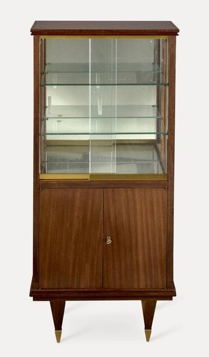 20世纪50年代。
家具：红木及红木贴面展示吧台，上部设有滑动玻璃门，打开后可见层架，内部镶有镜面；